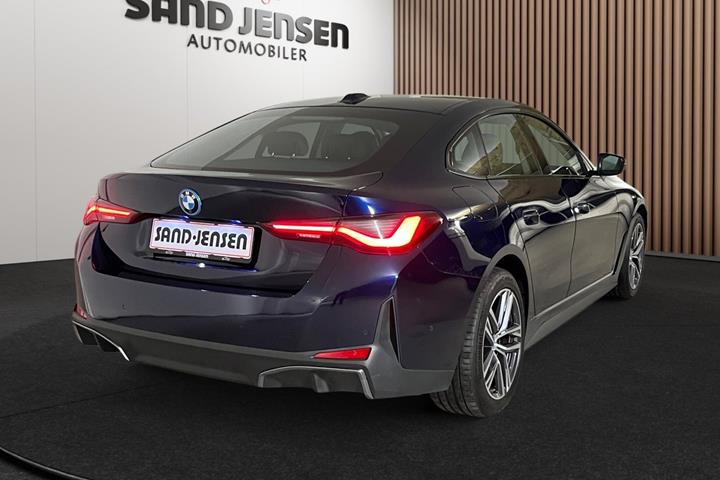 Blå BMW i4 fra 2024