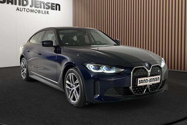 Blå BMW i4 fra 2024