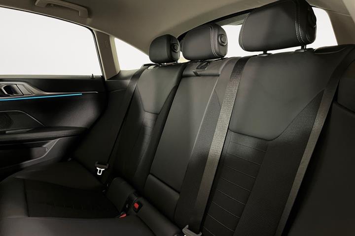 Blå BMW i4 fra 2024