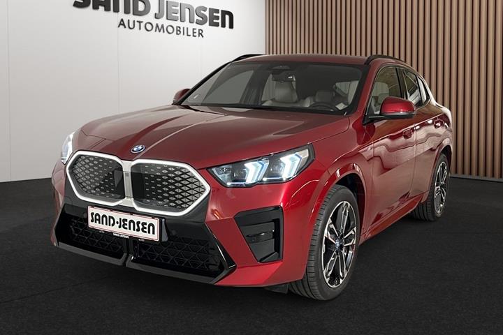 Rød BMW iX2 fra 2025