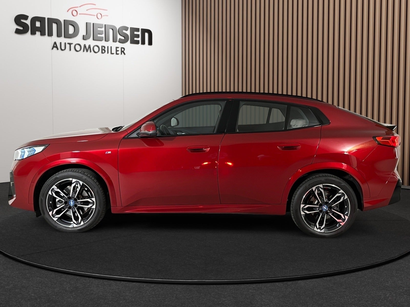 Rød BMW iX2 fra 2025