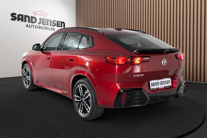 Rød BMW iX2 fra 2025