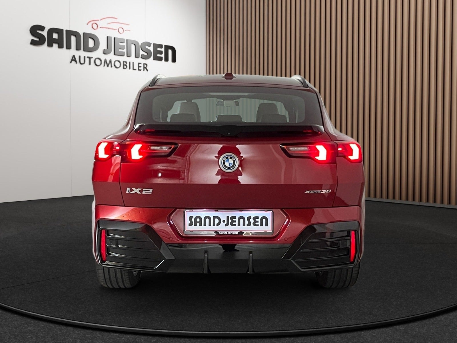 Rød BMW iX2 fra 2025