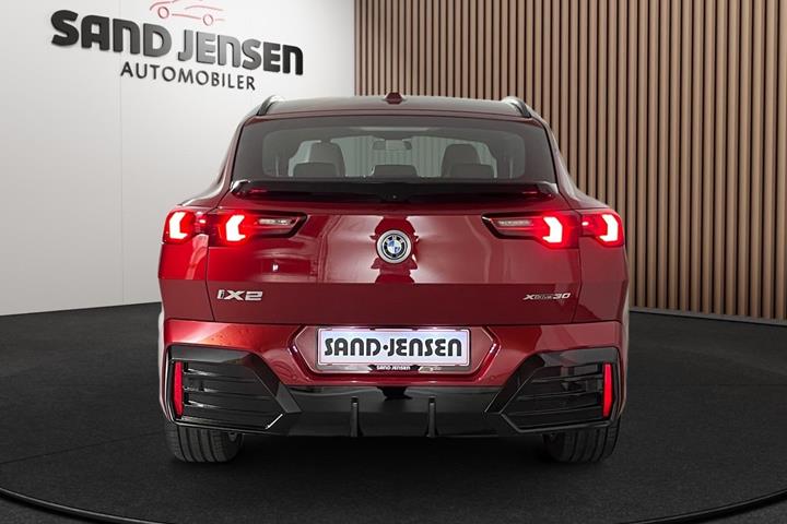 Rød BMW iX2 fra 2025