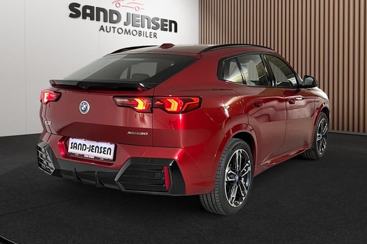 Rød BMW iX2 fra 2025