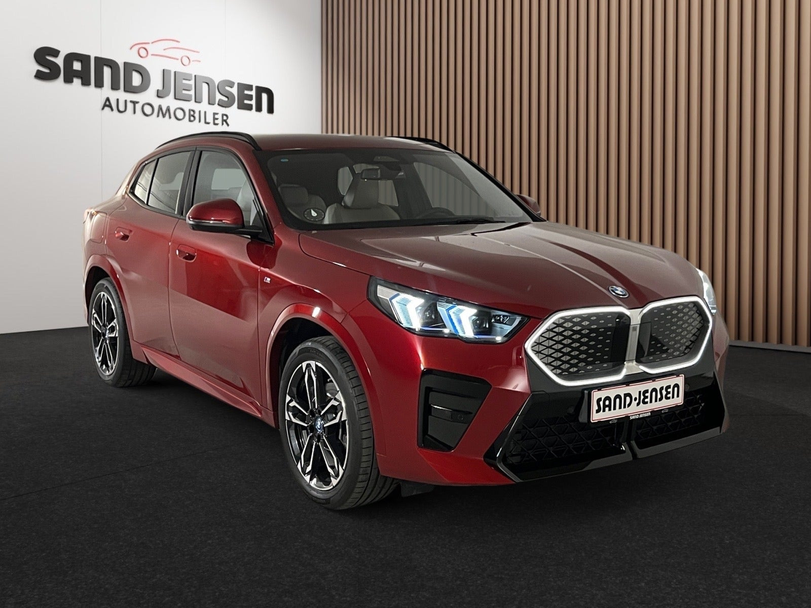 Rød BMW iX2 fra 2025