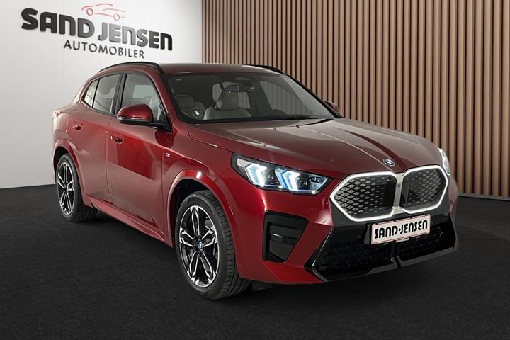 Rød BMW iX2 fra 2025