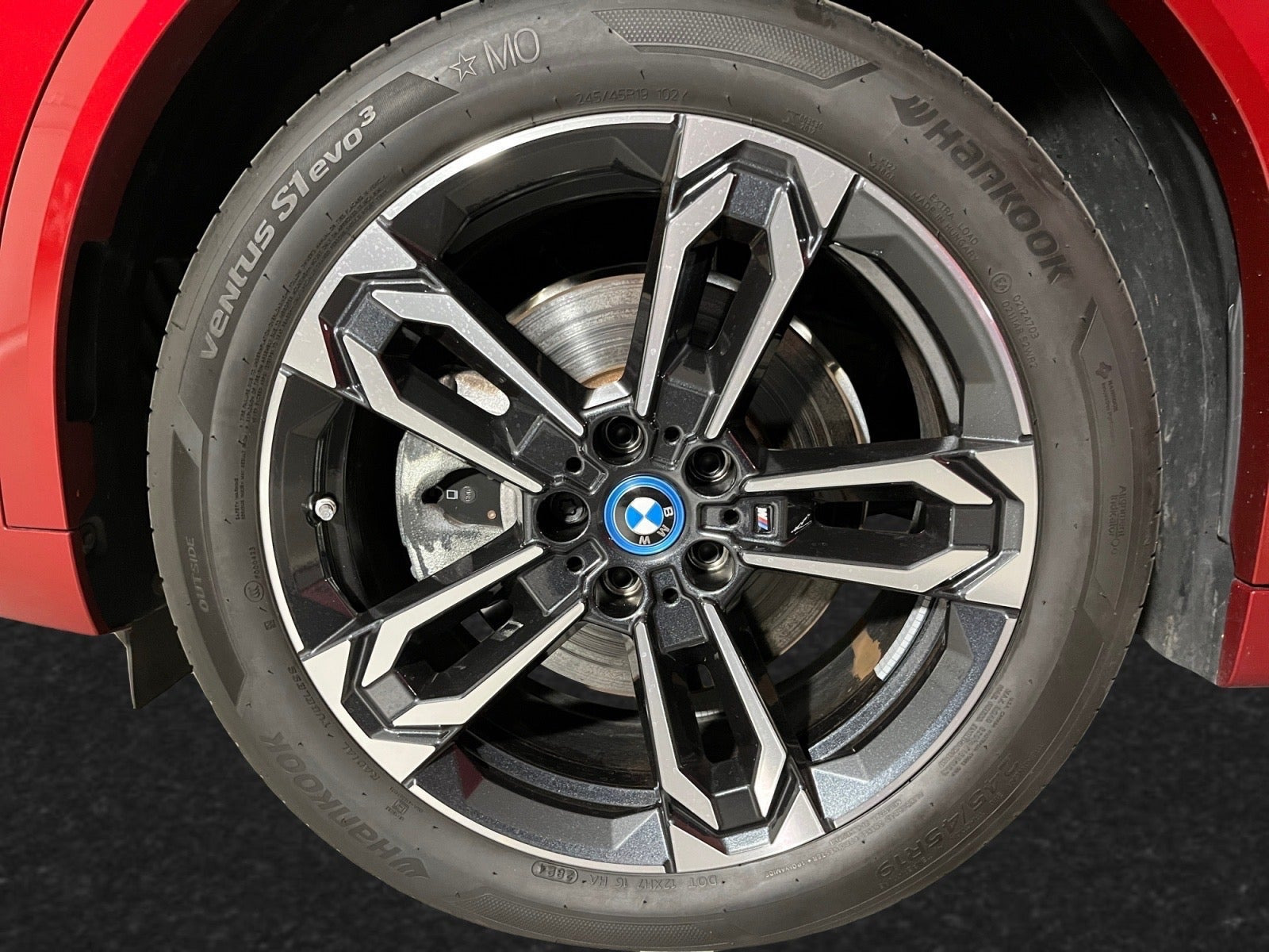 Rød BMW iX2 fra 2025