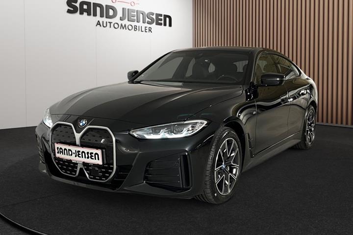 Sort BMW i4 fra 2023 set udefra