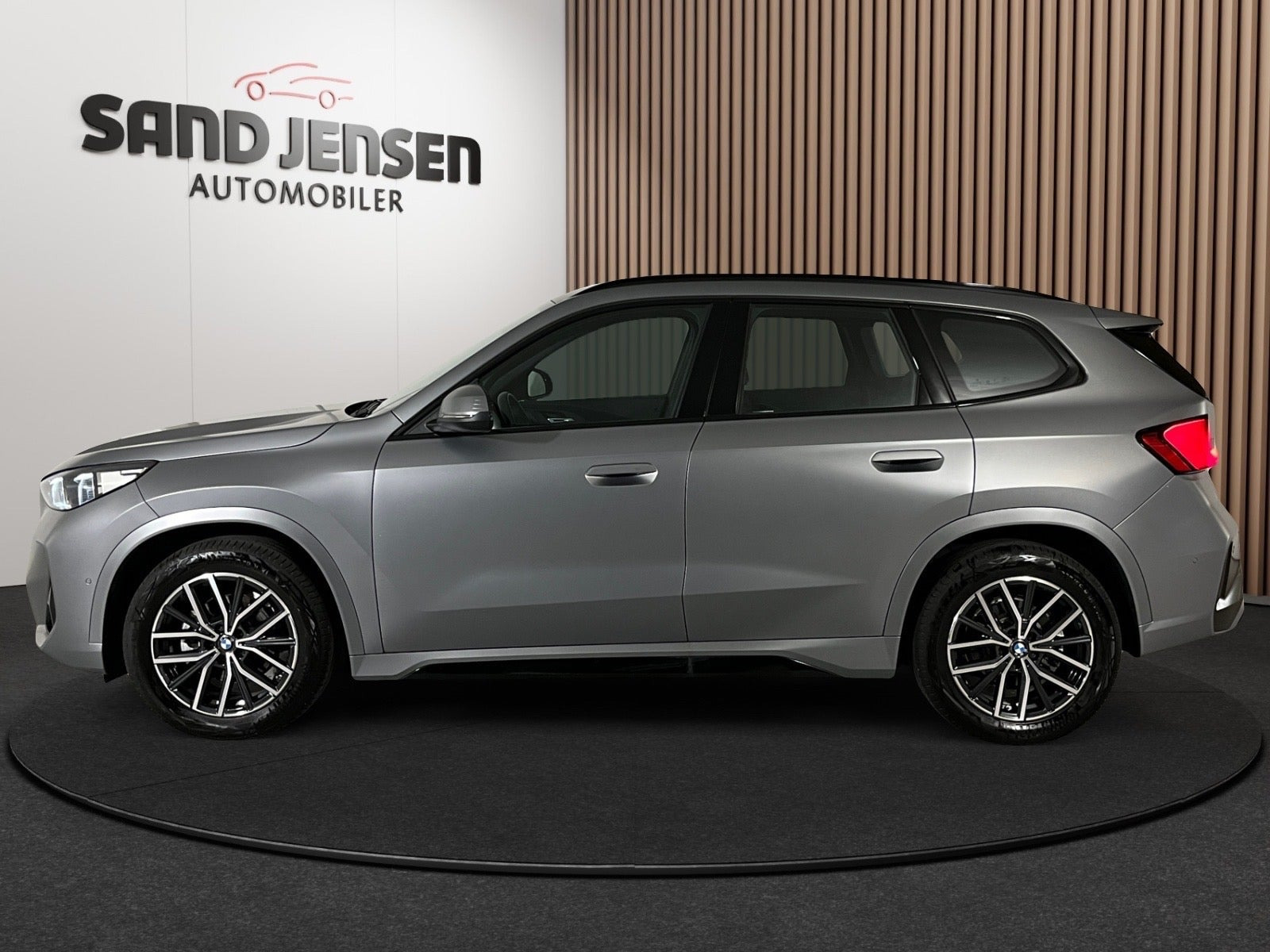 Grå BMW iX1 fra 2026