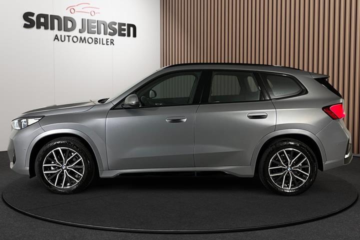 Grå BMW iX1 fra 2026