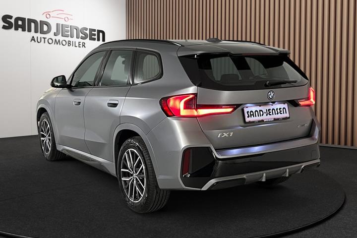 Grå BMW iX1 fra 2026