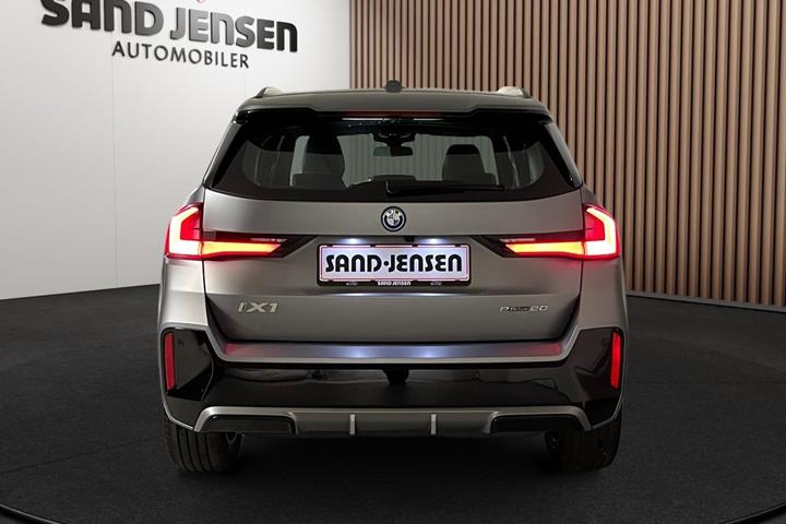 Grå BMW iX1 fra 2026