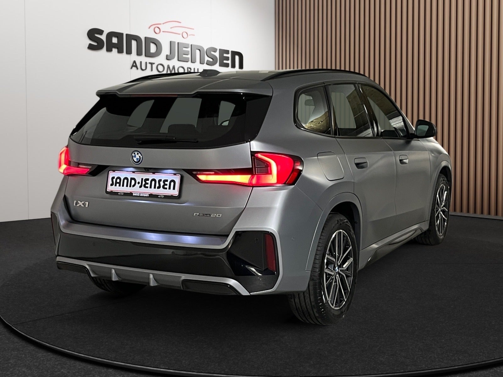 Grå BMW iX1 fra 2026