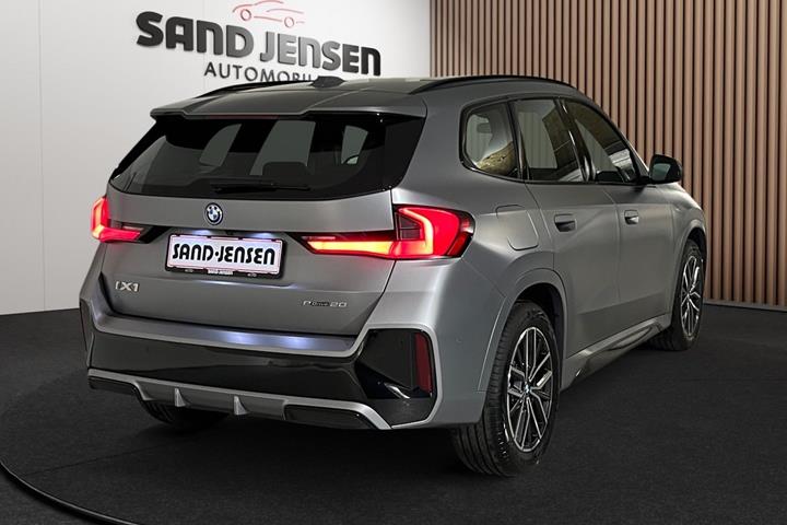 Grå BMW iX1 fra 2026