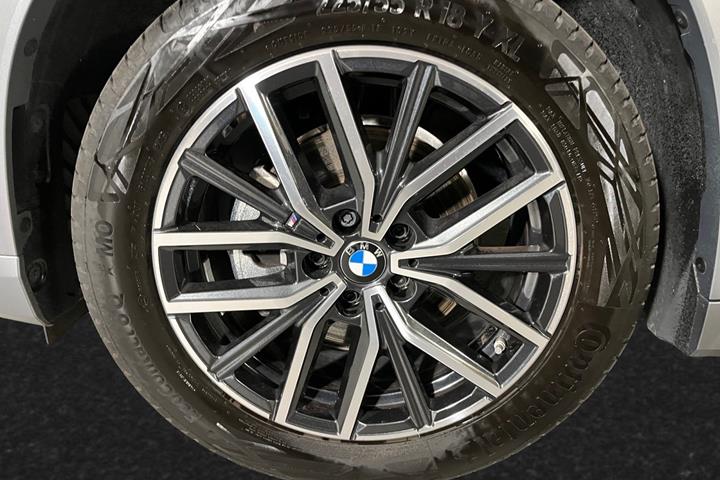 Grå BMW iX1 fra 2026