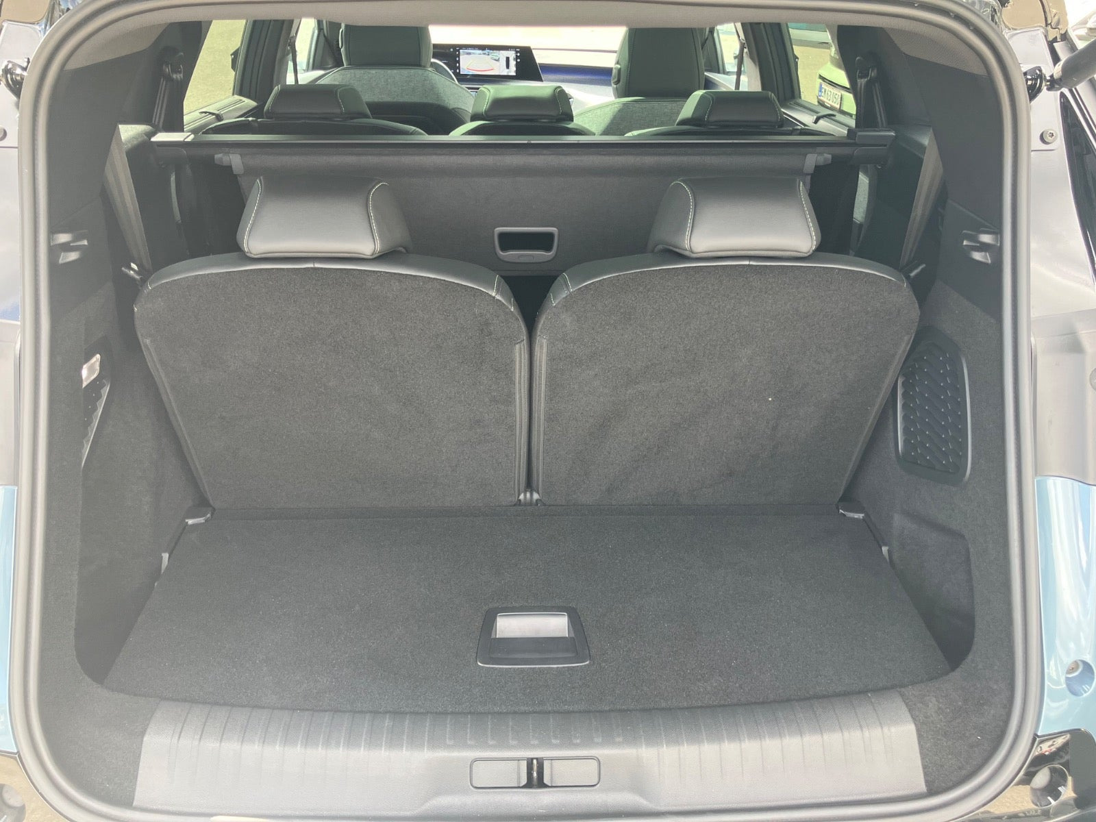 Blå Peugeot e-5008 fra 2024