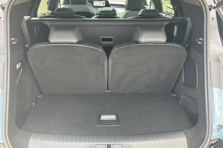 Blå Peugeot e-5008 fra 2024