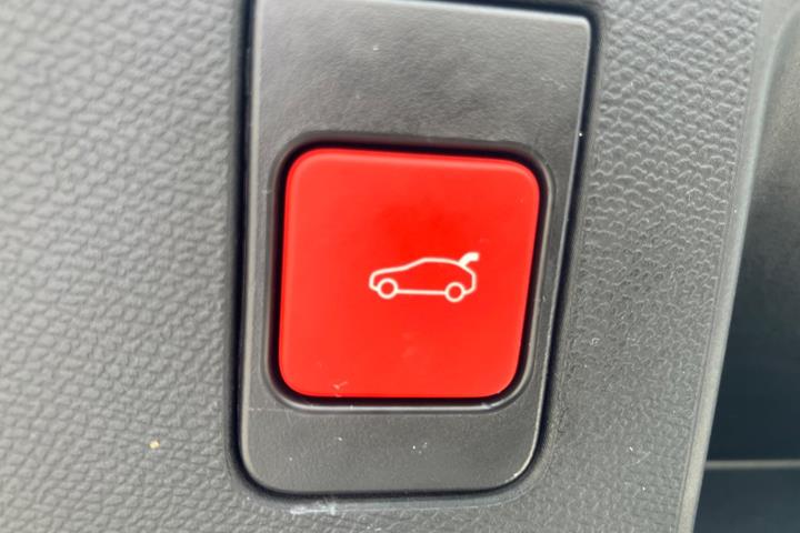Blå Peugeot e-5008 fra 2024