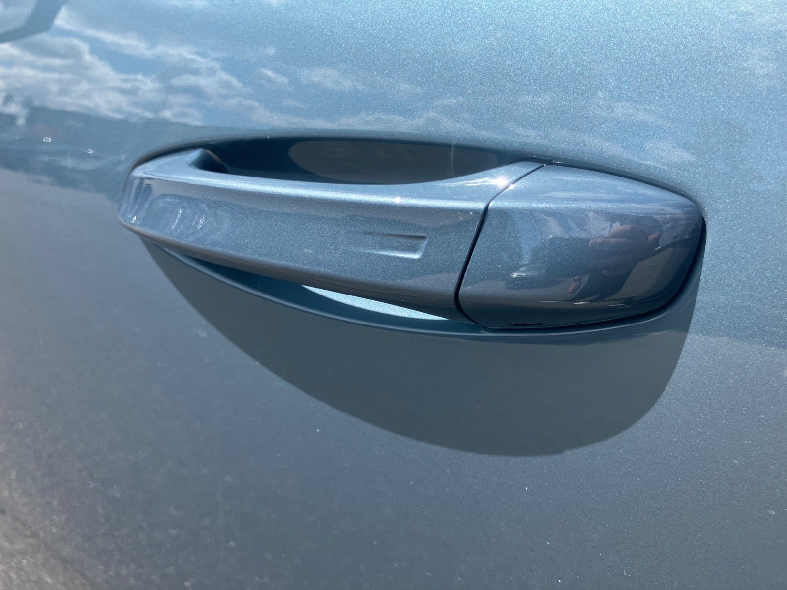 Blå Peugeot e-5008 fra 2024