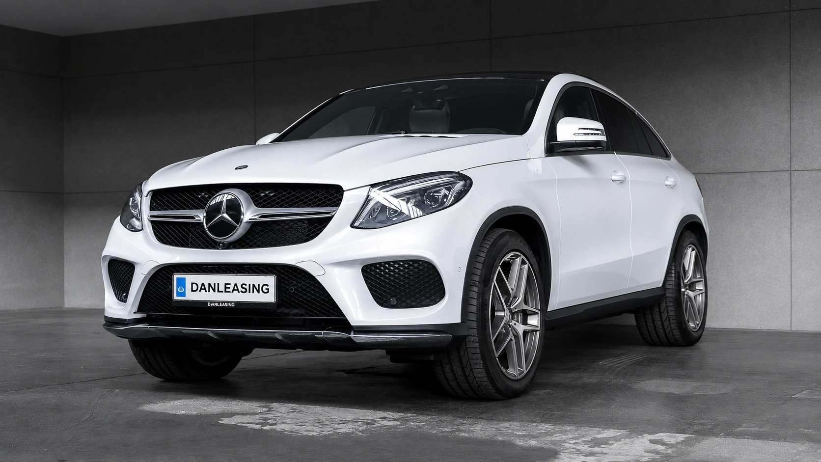 Hvid Mercedes GLE500 fra 2016 set udefra
