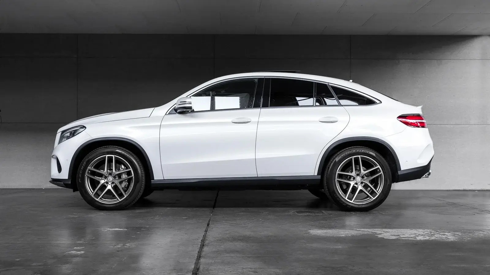 Hvid Mercedes GLE500 fra 2016 set udefra