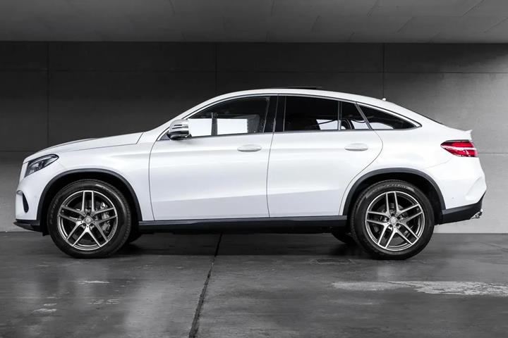 Hvid Mercedes GLE500 fra 2016 set udefra