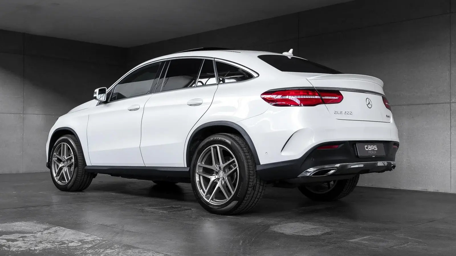 Hvid Mercedes GLE500 fra 2016 set udefra