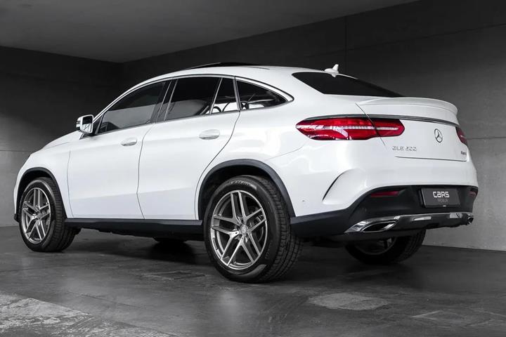 Hvid Mercedes GLE500 fra 2016 set udefra