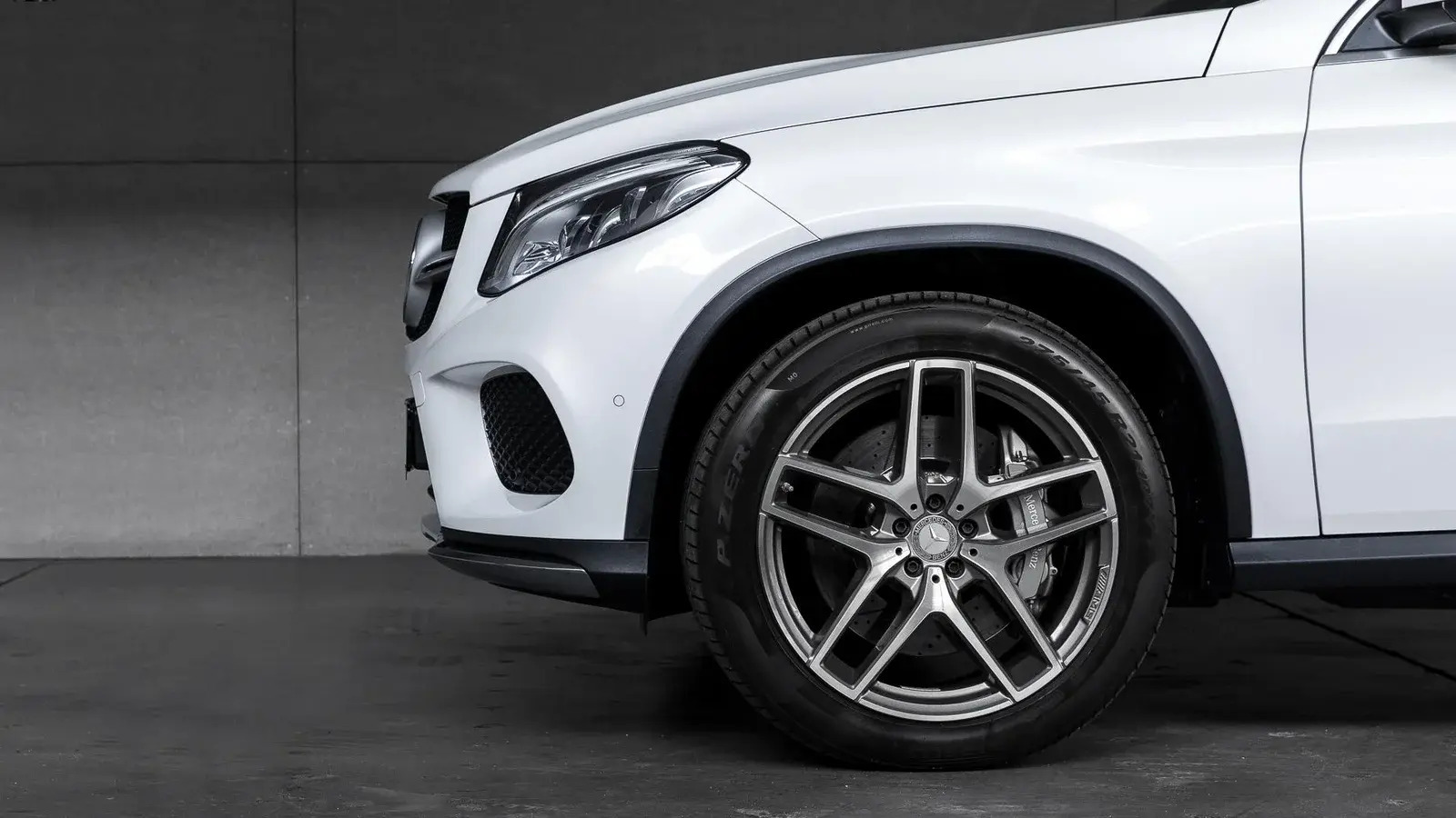 Hvid Mercedes GLE500 fra 2016 set udefra