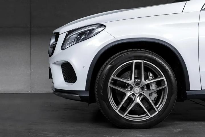 Hvid Mercedes GLE500 fra 2016 set udefra