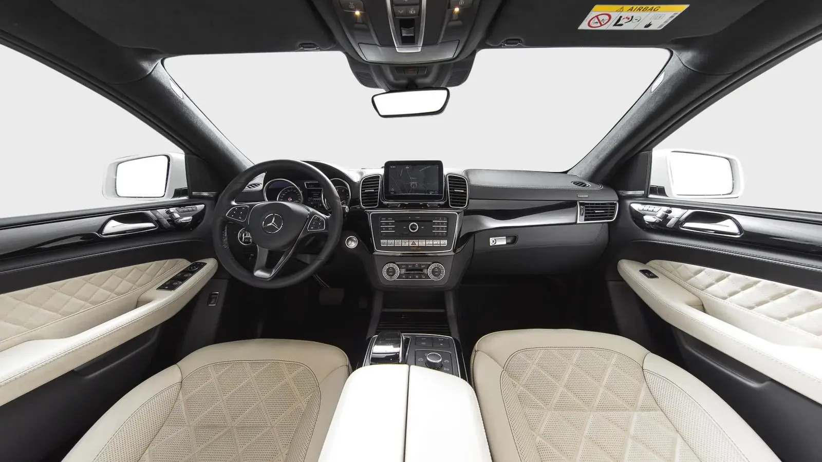 Hvid Mercedes GLE500 fra 2016 set indefra
