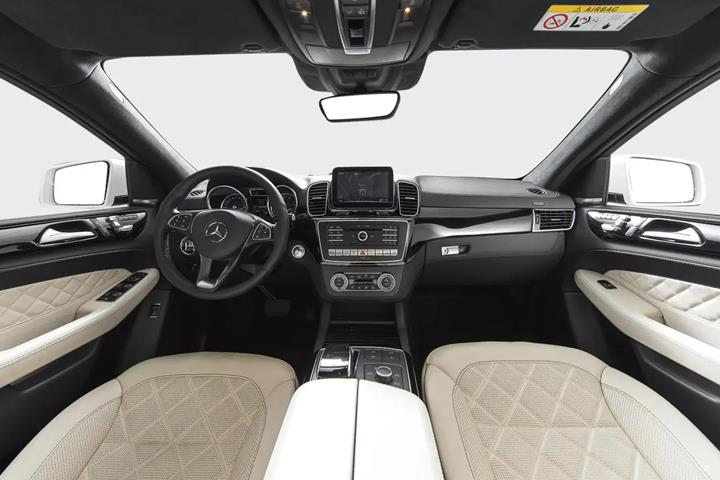 Hvid Mercedes GLE500 fra 2016 set indefra