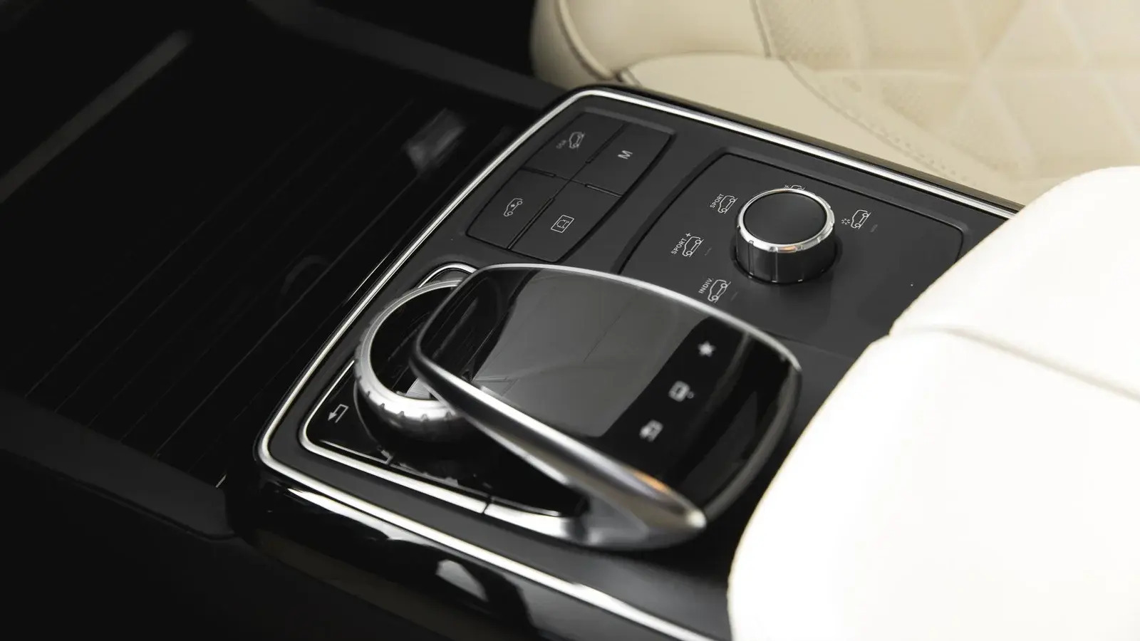 Hvid Mercedes GLE500 fra 2016