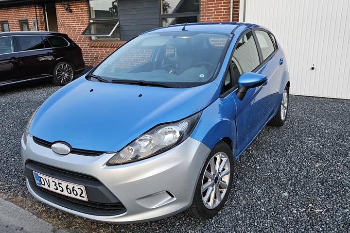 Blå Ford Fiesta fra 2008
