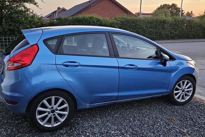 Blå Ford Fiesta fra 2008