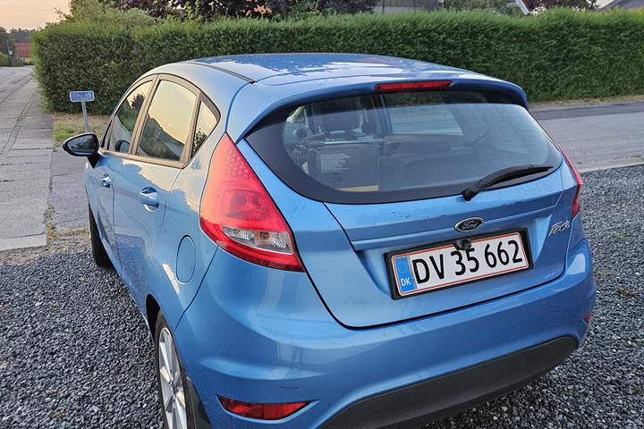 Blå Ford Fiesta fra 2008