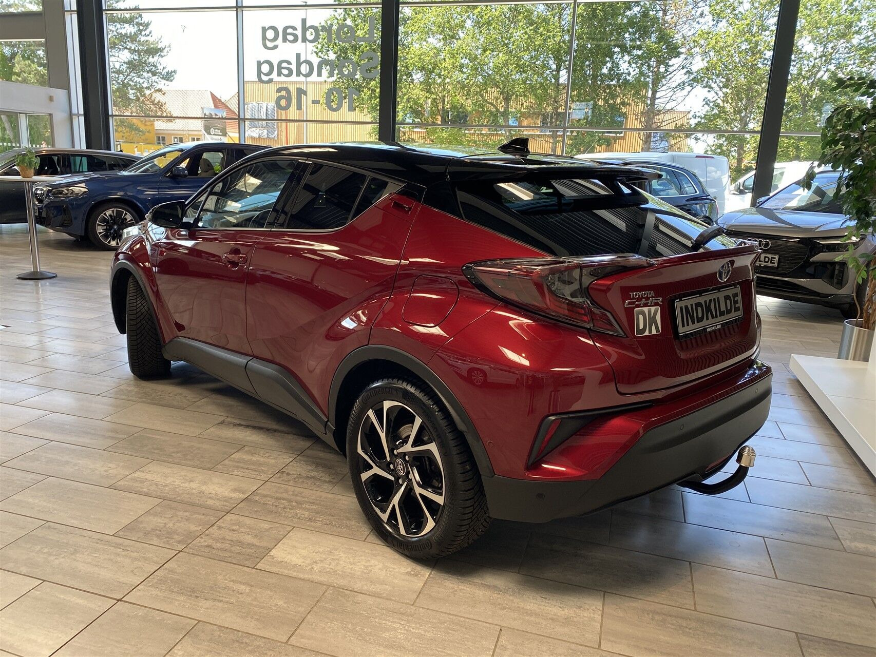 Rød Toyota C-HR fra 2019