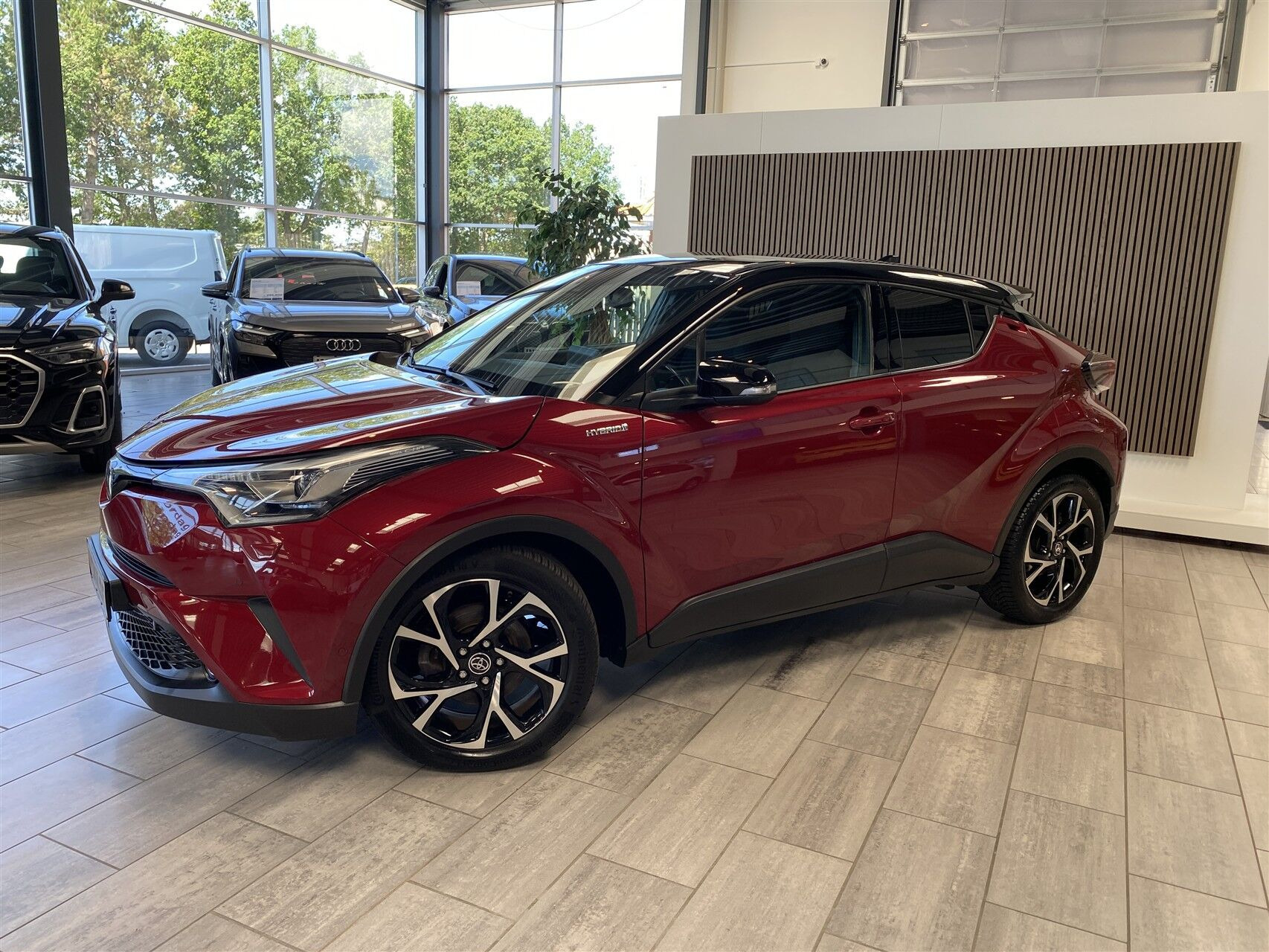 Rød Toyota C-HR fra 2019