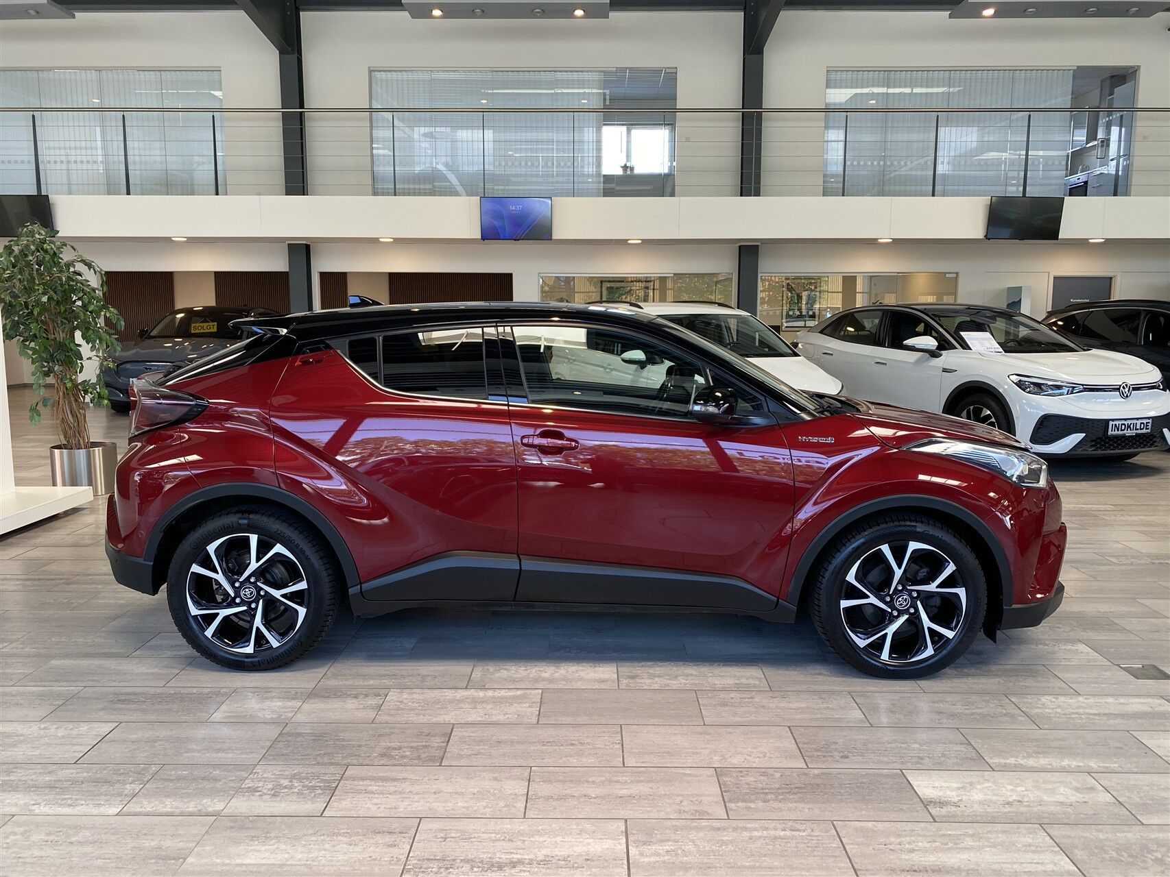 Rød Toyota C-HR fra 2019