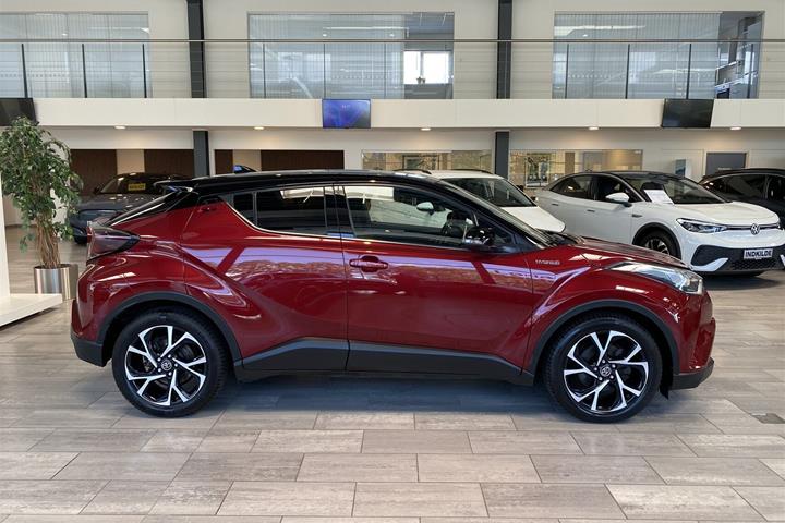 Rød Toyota C-HR fra 2019