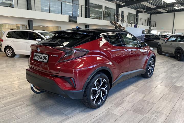 Rød Toyota C-HR fra 2019