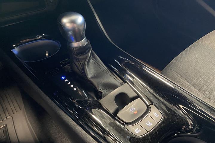 Rød Toyota C-HR fra 2019