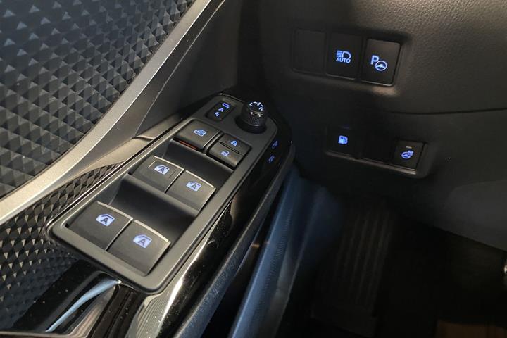 Rød Toyota C-HR fra 2019