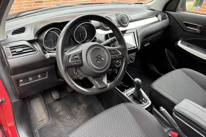 Rød Suzuki Swift fra 2019
