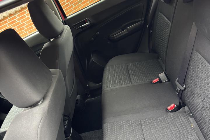 Rød Suzuki Swift fra 2019