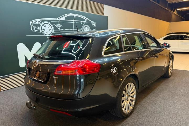 Sort Opel Insignia fra 2013