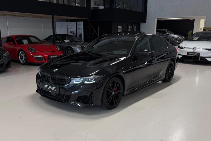 Sort BMW M340i fra 2022 set udefra
