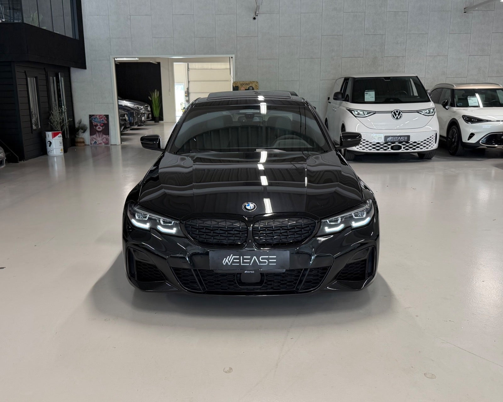 Sort BMW M340i fra 2022 set udefra