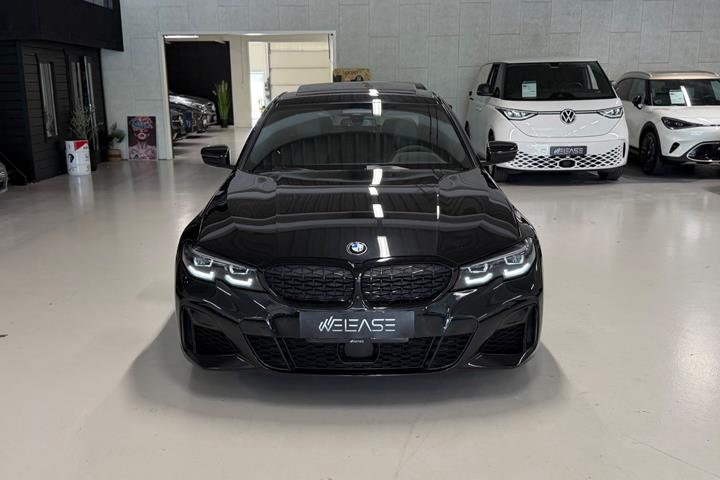 Sort BMW M340i fra 2022 set udefra